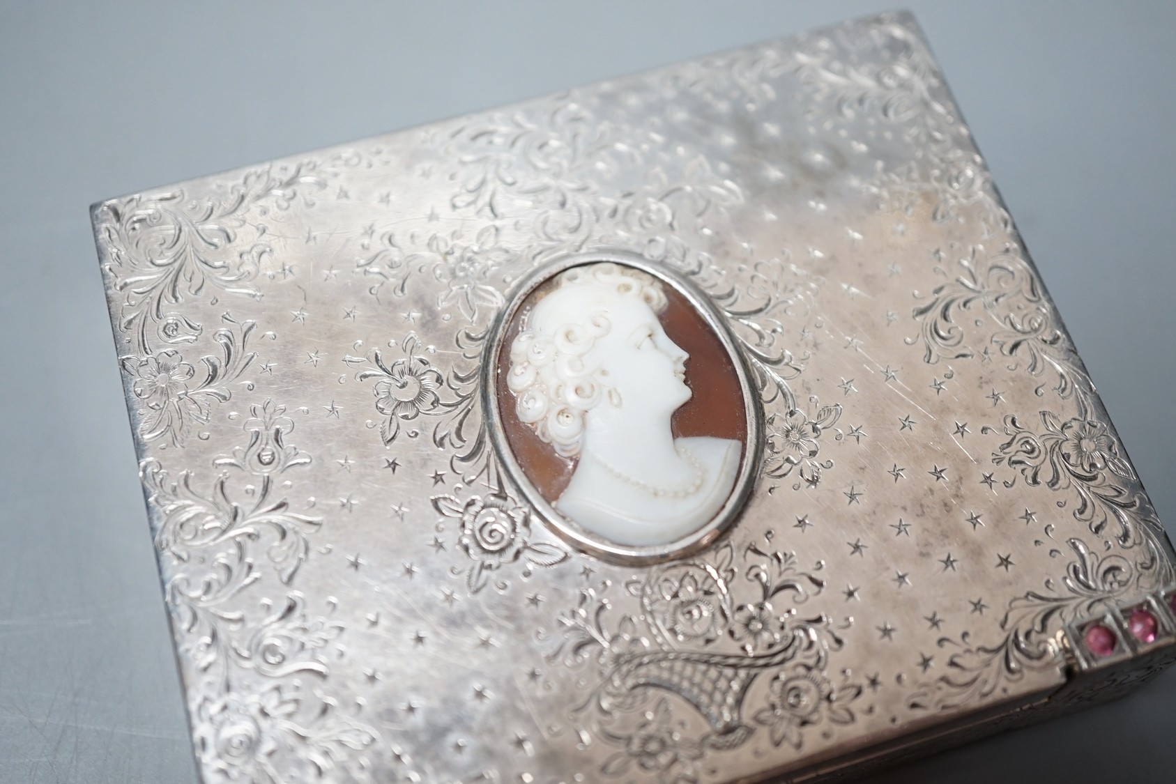 A lady's engraved 925 minaudiere, with inset cameo shell lid and mirrored interior, 86mm.